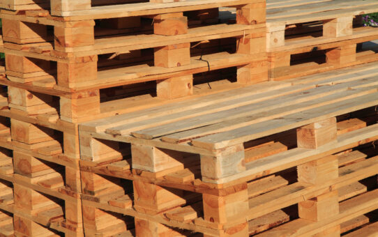 Używane palety drewniane – kiedy i gdzie je kupić?